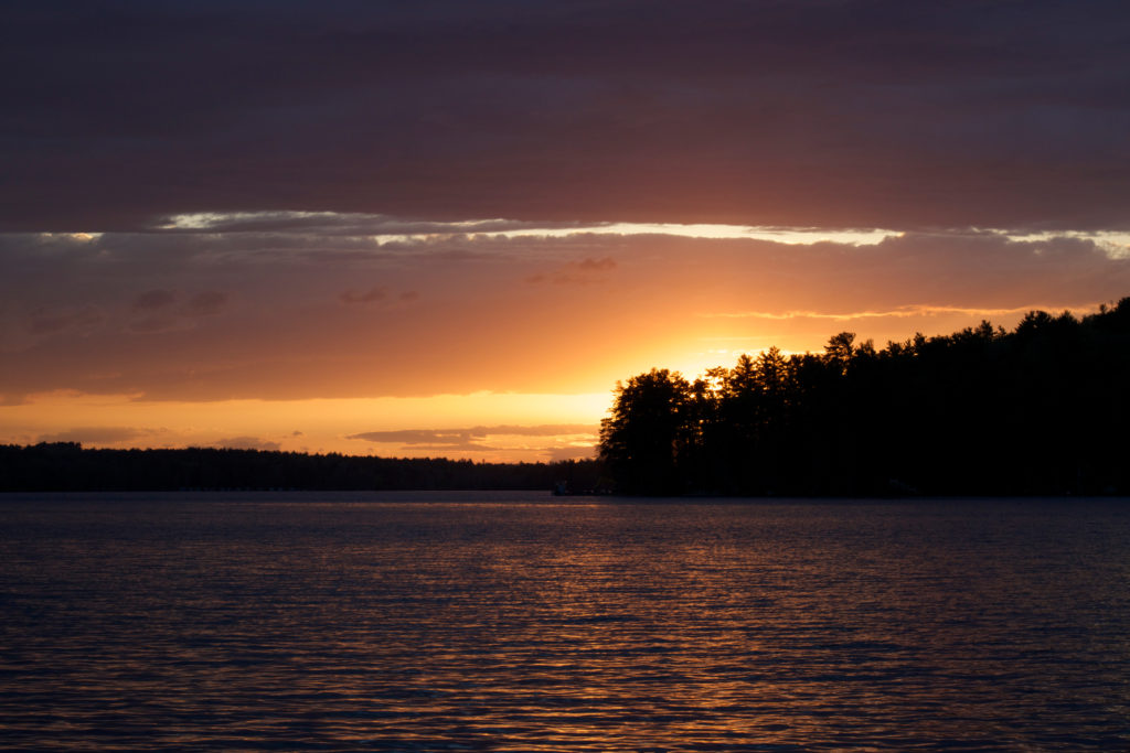 Bright Horizon and Dark Lake